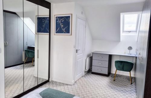 Basildon House | Modern House with Child-Friendly Amenities & Free Parking