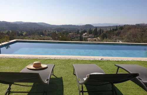 Chateauneuf-Grasse Villa | Modern Retreat with Pool & Sea View - Rated 10/10 by Guests