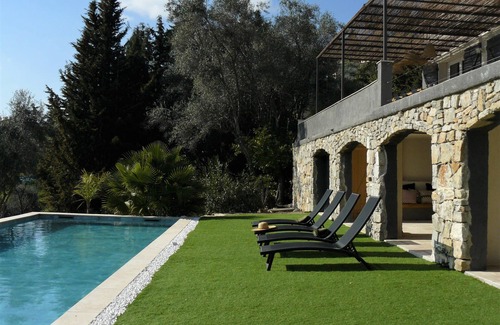 Chateauneuf-Grasse Villa | Modern Retreat with Pool & Sea View - Rated 10/10 by Guests