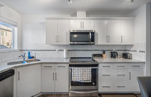 Southwest Calgary House | Stylish House with Private Backyard & Cozy Fireplace