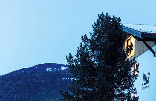 Valdaora di Mezzo Apartment | Contemporary Hus Apartment with Balcony and Garden Retreat