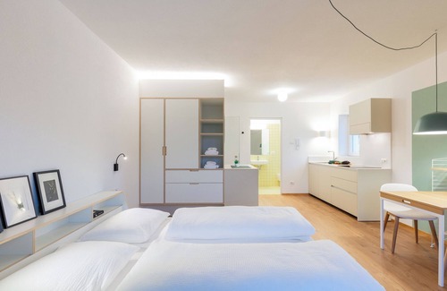 Valdaora di Mezzo Apartment | Contemporary Hus Apartment with Balcony and Garden Retreat