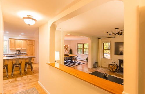 Jay House | Family-Friendly Hotel with Pool and Breakfast Near Attractions