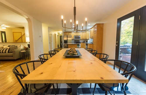 Jay House | Family-Friendly Hotel with Pool and Breakfast Near Attractions