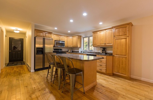 Jay House | Family-Friendly Hotel with Pool and Breakfast Near Attractions