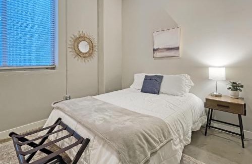 Downtown Des Moines Apartment | Stylish Industrial Apartment with Skywalk, Family-Friendly Stay