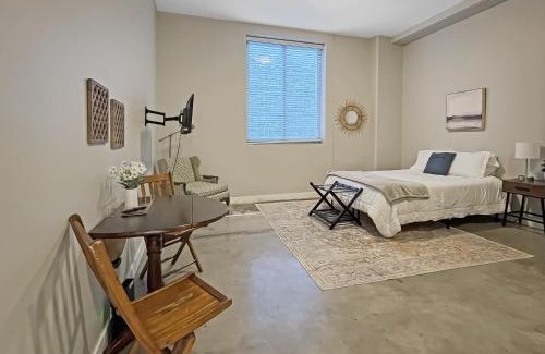 Downtown Des Moines Apartment | Stylish Industrial Apartment with Skywalk, Family-Friendly Stay
