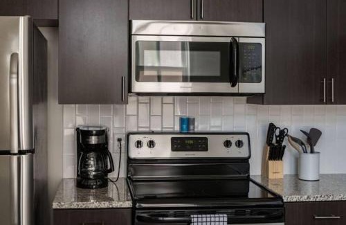Downtown Des Moines Apartment | Stylish Industrial Apartment with Skywalk, Family-Friendly Stay