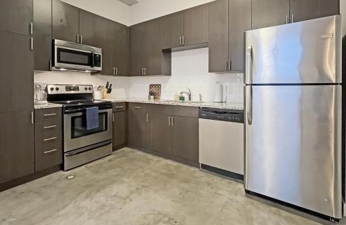 Downtown Des Moines Apartment | Stylish Industrial Apartment with Skywalk, Family-Friendly Stay