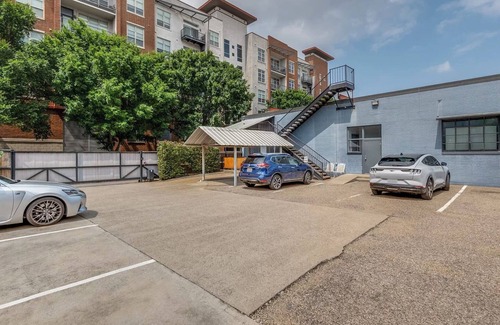 Deep Ellum Apartment | Modern Industrial Studio in the heart of Dallas!