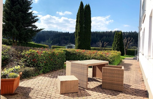 Dausfeld Apartment | Modern Junior Suite with Kitchen and Garden Terrace Oasis
