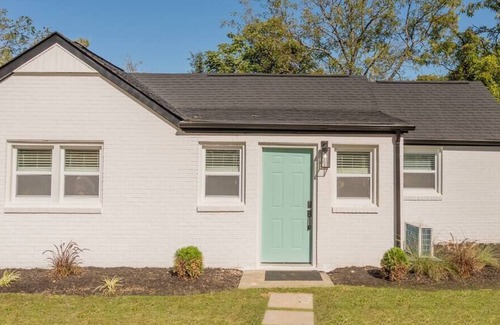 Blacksburg Villa | Serene King Studio with Kitchen and Breakfast Included