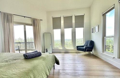 Leander Apartment | Modern Lake House . Luxurious Pool . Fam & Friends