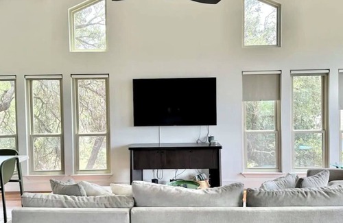 Leander Apartment | Modern Lake House . Luxurious Pool . Fam & Friends