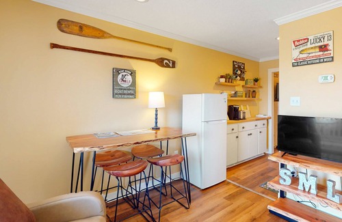 North Shore Condo | Modern Lake-View Condo with Pool & Family-Friendly Amenities