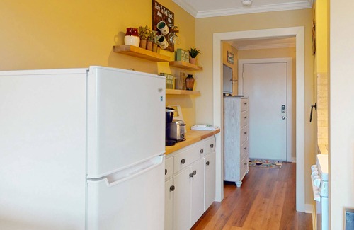 North Shore Condo | Modern Lake-View Condo with Pool & Family-Friendly Amenities