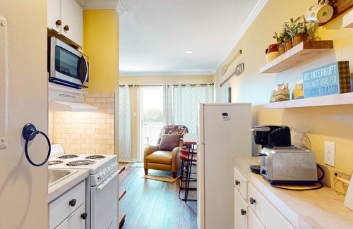 North Shore Condo | Modern Lake-View Condo with Pool & Family-Friendly Amenities