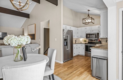 Buford House | Lakefront Retreat: Guest Rated 10/10 with Pool & Breakfast