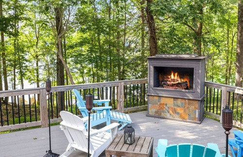 Buford House | Lakefront Retreat: Guest Rated 10/10 with Pool & Breakfast