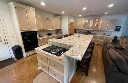 Midnight House | Inviting Lakefront Retreat on Wolf Lake with Breakfast & Pets