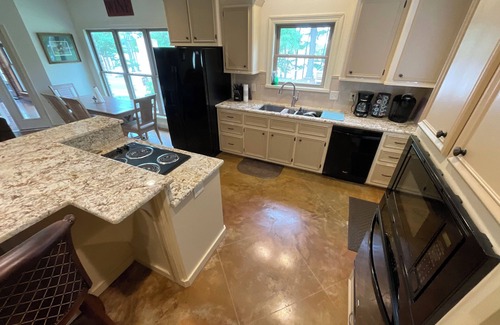 Midnight House | Inviting Lakefront Retreat on Wolf Lake with Breakfast & Pets