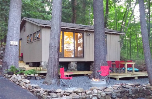 Bolton Landing Cabin | Modern Lakeside Cabin with Kayaks & Spa - Guest Rated 9.8