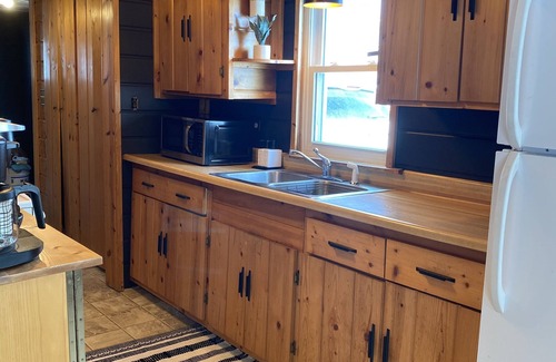 Houghton Lake Heights Cabin | Tranquil Lakeview Cabin Steps from Beach and Park