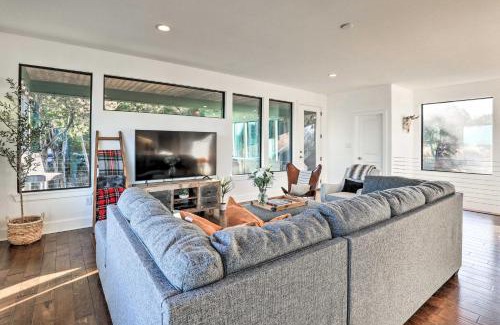 Granbury House | Tranquil Lakeview Hilltop Retreat with Game Garage & Spa