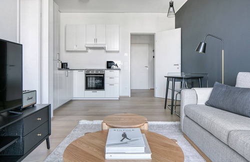 Erdberg Apartment | Stylish 1BR in Landstraße with Rooftop Pool & Elevator