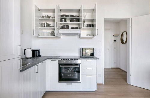 Erdberg Apartment | Stylish 1BR in Landstraße with Rooftop Pool & Elevator
