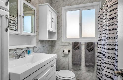 Melrose Apartment | Modern 2-Bedroom Retreat with Pet-Friendly Amenities