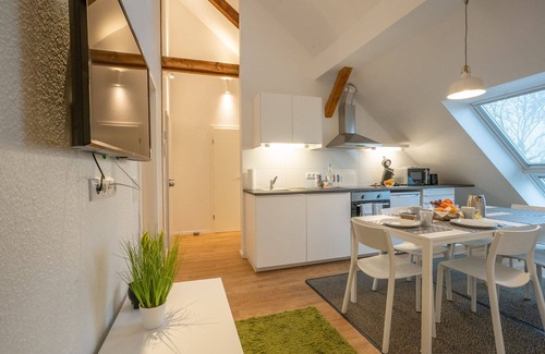 Bochold Apartment | Modern Apartment for 6 with Kitchen & Breakfast Included