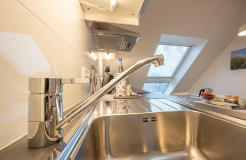 Bochold Apartment | Modern Apartment for 6 with Kitchen & Breakfast Included