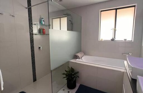 Howrah Apartment | Bright Coastal Retreat: Child-Friendly Getaway Steps from Beaches