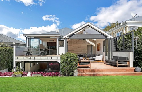 Grey Lynn House | Stylish Retreat in Grey Lynn with Spa and Hot Tub