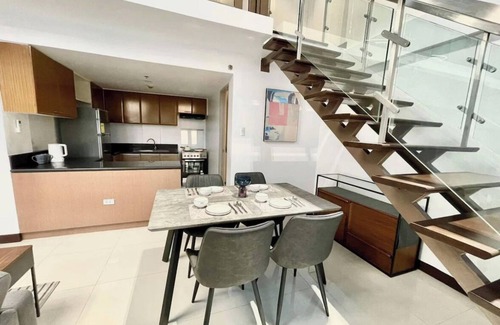Bagumbayan Apartment | Modern Loft Apartment in Eastwood City - with gym & pool + FREE parking!