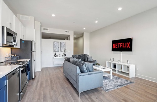 Deep Ellum Apartment | Modern loft city view