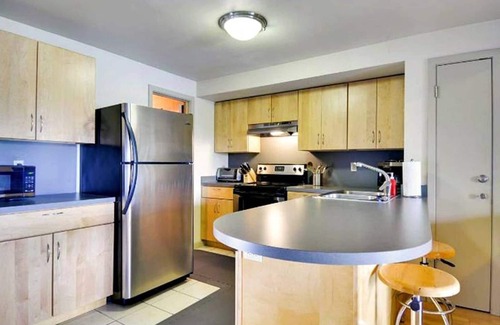 Barton Hills Condo | Prime Loft in ATX | Walk to Zilker Park, Rated 9.8/10