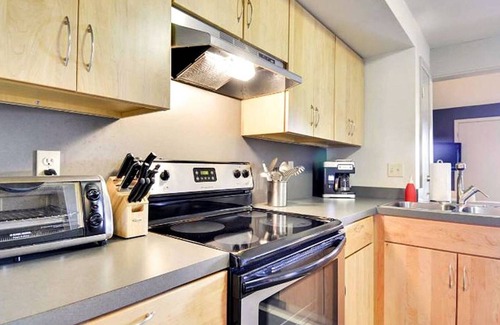 Barton Hills Condo | Prime Loft in ATX | Walk to Zilker Park, Rated 9.8/10