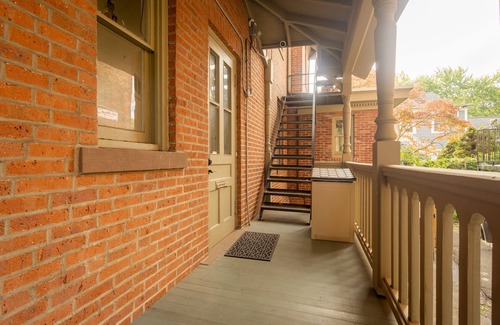 Mill River Apartment | Stylish Loft with Breakfast Overlooking Wooster Square