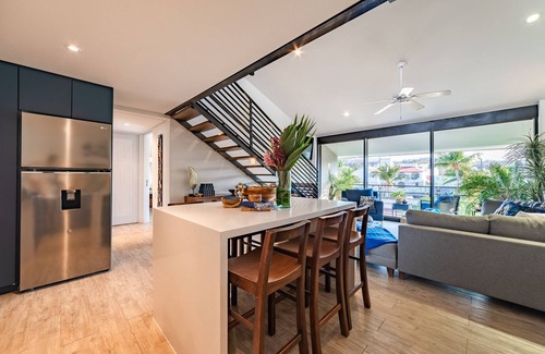 R Condo | Modern Loft: Steps to Beach, Shops & Family-Friendly Amenities
