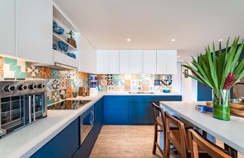 R Condo | Modern Loft: Steps to Beach, Shops & Family-Friendly Amenities