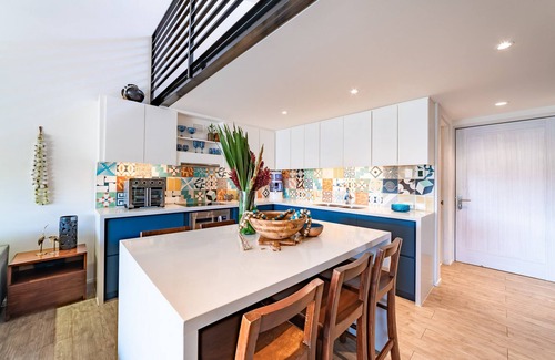 R Condo | Modern Loft: Steps to Beach, Shops & Family-Friendly Amenities