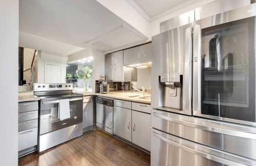 Old East Dallas Condo | Trendy 2-Story Loft Retreat in Historic Swiss Ave