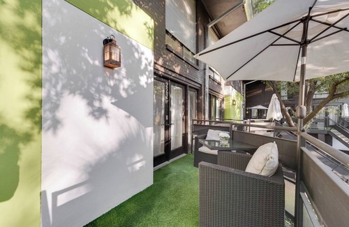 Old East Dallas Condo | Trendy 2-Story Loft Retreat in Historic Swiss Ave