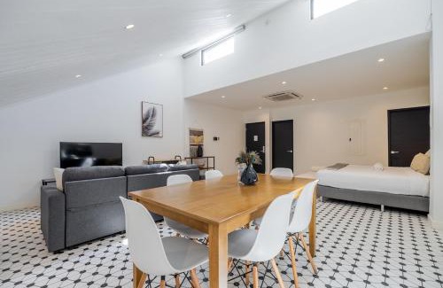 Las Cumbres Apartment | Modern Lofts in Plaza De La Independencia