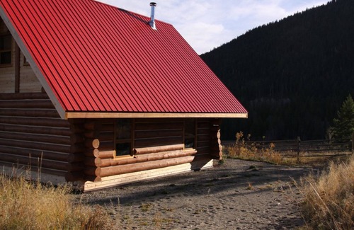 Lumby Apartment | Modern Log Cabin Retreat by a Private Lake with Spa