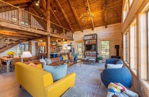 Ely Cabin | Pet-Friendly Modern Log Cabin with Lake View in Ely