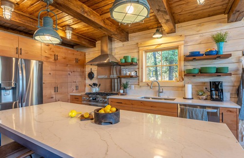 Ely Cabin | Pet-Friendly Modern Log Cabin with Lake View in Ely