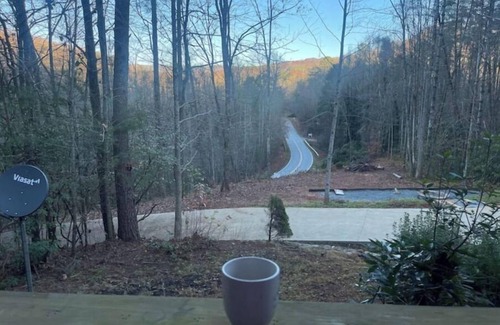 Sunset House | Cozy Log Cabin Retreat by Lake Keowee with Family-Friendly Fun